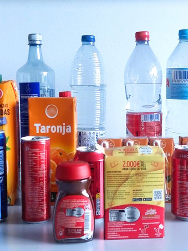 Las bebidas azucaradas tienen niveles de plastificantes 100 veces superiores a los del agua