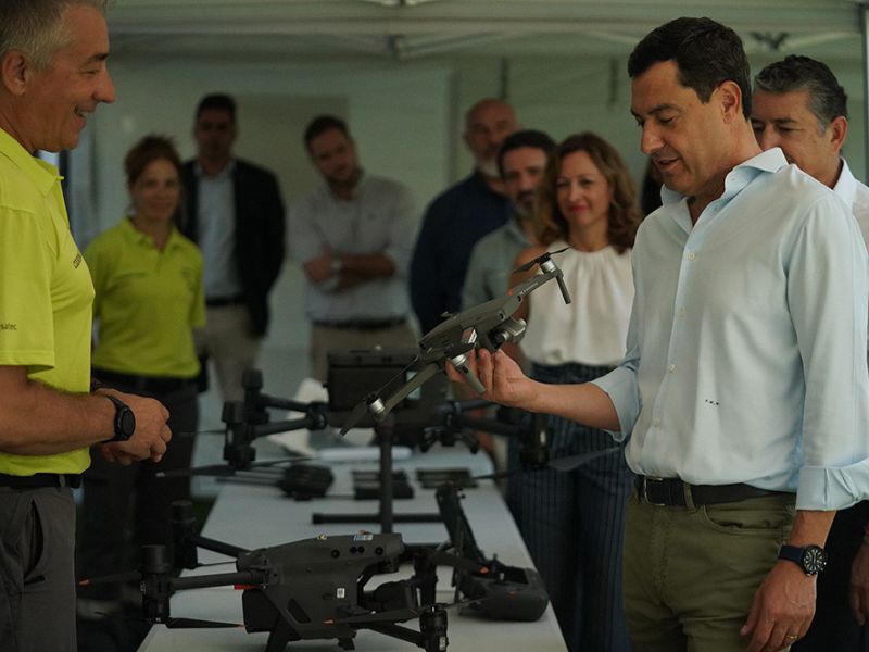 El presidente andaluz visita la Base Litoral del GREA en Benahavís