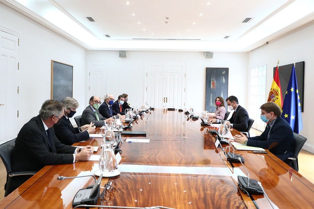 Las grandes eléctricas españolas imponen a Pedro Sánchez sus condiciones: sus beneficios no se tocan