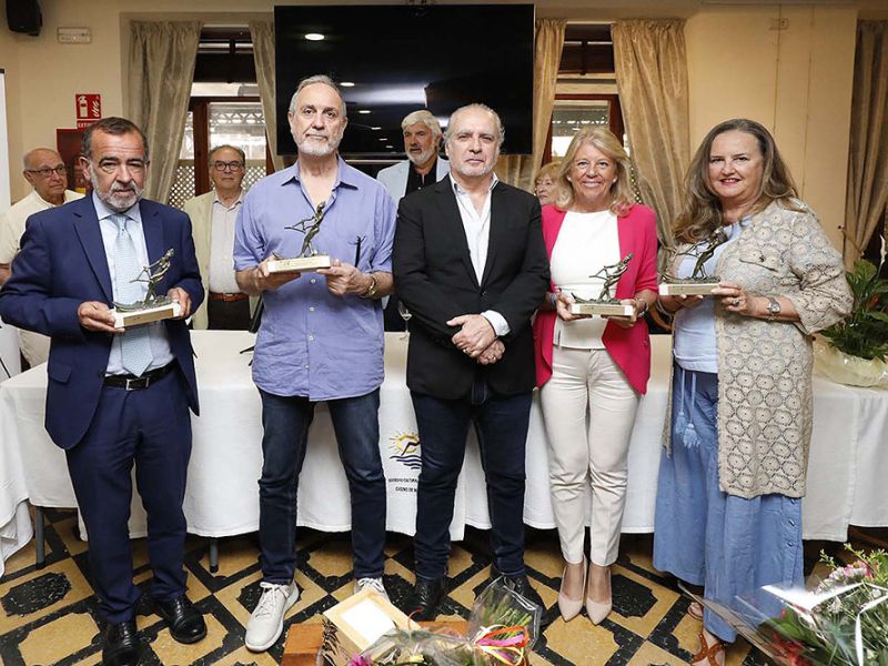 La alcaldesa recibe un reconocimiento por su apoyo a la Asociación de Espigones Emergidos de Marbella