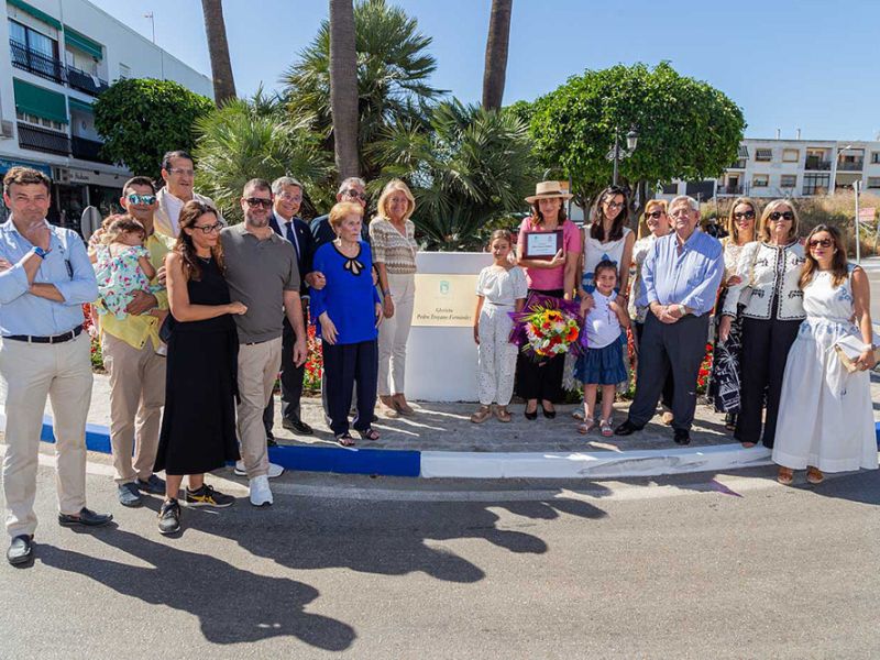 El Ayuntamiento reconoce la contribución del empresario Pedro Troyano Fernández “al crecimiento económico y a la proyección de San Pedro Alcántara” otorgando su nombre a una céntrica glorieta