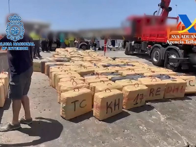 Interceptada al sur de las Islas Canarias una embarcación cargada con más de seis toneladas de hachís