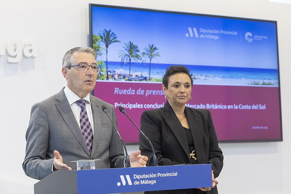 El presidente de la Diputación destaca la conexión aérea de la Costa del Sol con 17 ciudades del Reino Unido y subraya que los británicos alojados en la provincia representan el 70% de los de Andalucía y el 9% de España