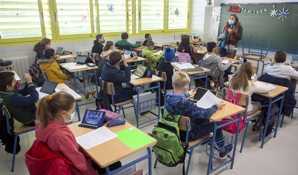La Consejería de Educación recuerda que los centros tienen pautas sanitarias para equilibrar confort térmico y ventilación