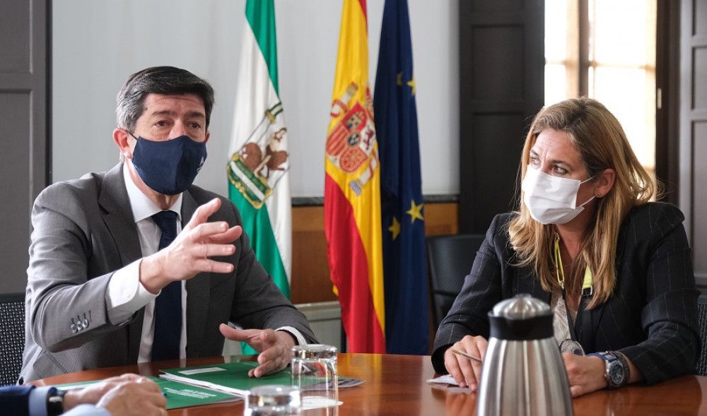 El vicepresidente andaluz confía en que las ayudas a los guías turísticos "añadan valor" a un actor esencial para el sector