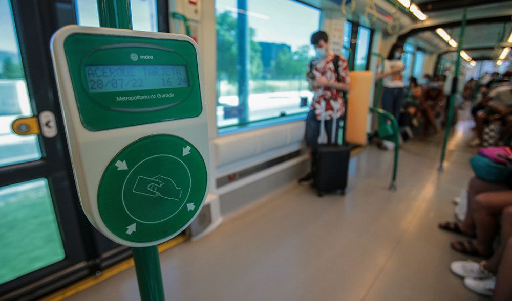 Metro de Granada licita por 2,7 millones el sistema de pago con tarjeta bancaria o móvil