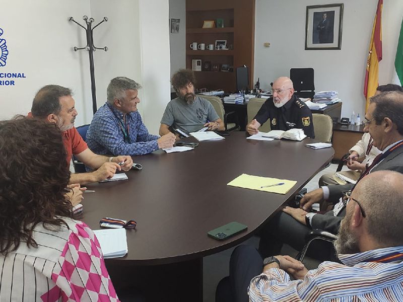 La Policía Nacional promueve en Marbella una iniciativa con fines asistenciales para revertir la situación de marginalidad en determinadas zonas de la ciudad