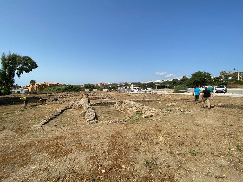 Comienzan las obras para la recuperación del yacimiento arqueológico del Castillo de la Duquesa en Manilva