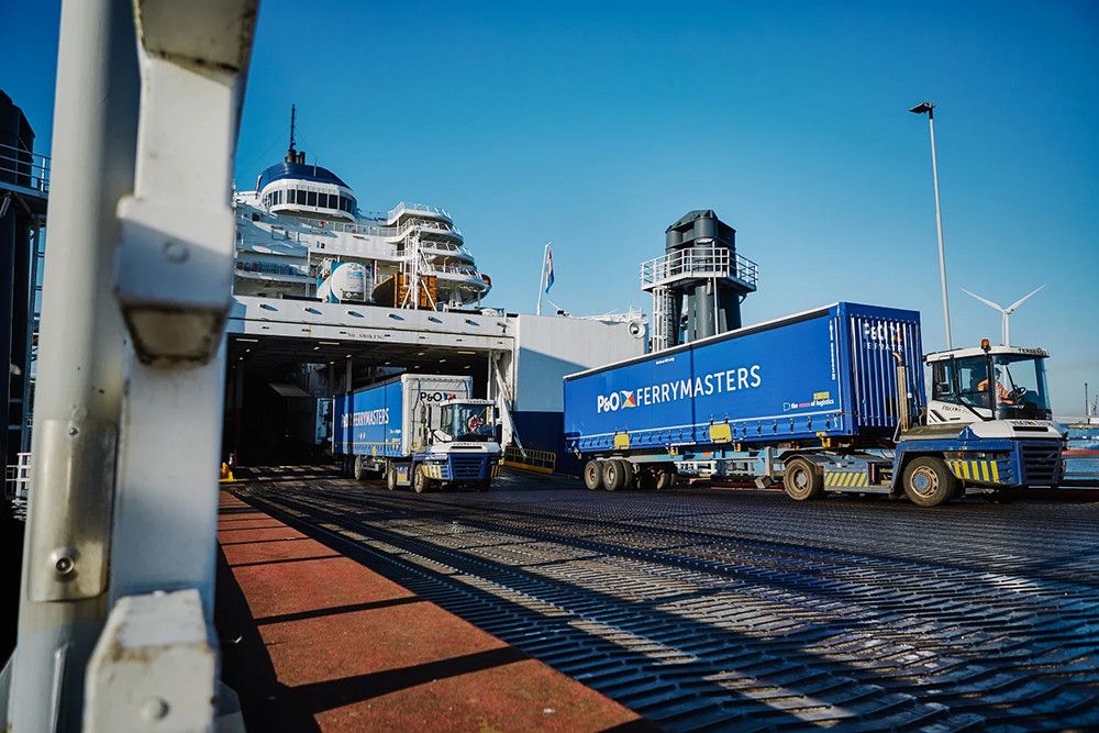 El Ministerio de Transportes convoca 20 millones de euros en ayudas para que el transporte de mercancías por carretera suba los camiones a los buques