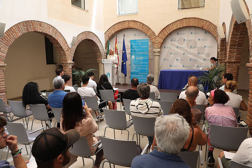 Entrega de diplomas de los cursos presenciales del programa municipal de formación