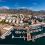 <p style="text-align: justify;">La Junta licita por 3,7 millones de euros la vigilancia de 21 puertos de Huelva, Cádiz, Málaga y Almería. El contrato, que tendrá vigencia de un año prorrogable, asumirá la seguridad de unas instalaciones que suman más de 5.000 amarres.</p>
 
<p style="text-align: justify;">La Junta de Andalucía, a través de la Agencia Pública de Puertos de Andalucía (APPA), ha licitado por más de 3,7 millones (3.712.711 euros) el contrato de vigilancia de seguridad de 21 puertos de gestión directa en las provincias de Huelva, Cádiz, Málaga y Almería.</p>
<p style="text-align: justify;">Este contrato, que tendrá de vigencia de un año prorrogable a un segundo año, permitirá asegurar la oferta andaluza de más de 5.000 atraques deportivos donde se desarrolla la actividad pesquera, recreativa y de tráfico comercial.</p>
<p style="text-align: justify;">Para el consejero de Fomento y Movilidad, Mario Muñoz-Atanet, se trata de “un paso imprescindible para garantizar tanto la seguridad de los usuarios como de las propias instalaciones, siempre con el objetivo último de mejorar la actividad portuaria y su integración territorial, tal y como nos hemos marcado desde el Gobierno de Juanma Moreno en las líneas estratégicas del sistema portuario andaluz”.</p>
<p style="text-align: justify;">En concreto, los puertos objeto del contrato son los de Villaricos (La Balsa y La Esperanza), Garrucha, Carboneras, Roquetas de Mar y Adra, en Almería; Puertos de Caleta de Vélez (Vélez Málaga), Fuengirola, Marbella (La Bajadilla), Estepona y La Atunara, en Málaga (este último, aunque gaditano, está adscrito funcionalmente a la zona portuaria de Málaga poniente); Barbate, Conil, Rota, Chipiona, Bonanza y Puerto América, en Cádiz; y Punta Umbría, Mazagón, El Terrón (Lepe), Isla Cristina y Ayamonte, en Huelva.</p>
<p style="text-align: justify;">De esta forma, la empresa que resulte adjudicataria deberá ejercer la protección de las instalaciones y de las personas, y efectuar controles de identidad, objetos personales, paquetería, mercancías y vehículos en el acceso a las instalaciones. Igualmente, velará por evitar la comisión de actos delictivos o infracciones administrativas en el interior de las instalaciones. Además, controlará la descarga de pesca de las embarcaciones que arriban a puerto, vigilando que dicha pesca se dirija a la lonja o bien se transporte a la lonja de otro puerto y comprobando la documentación necesaria para el transporte de pesca fresca.</p>
<p style="text-align: justify;">Los vigilantes de seguridad de las instalaciones portuarias Garrucha, Barbate, Caleta de Vélez e Isla Cristina estarán dotados, además, de una bicicleta eléctrica para facilitar el rápido desplazamiento dentro de los puertos, haciendo más sencillo así su trabajo y ayudando a la protección del medio ambiente con un transporte no contaminante.</p>
<p style="text-align: justify;">Las empresas interesadas en presentar sus ofertas podrán hacerlo hasta el próximo 23 de octubre a través de la plataforma de contratación electrónica de la Junta de Andalucía (Sirec).</p>