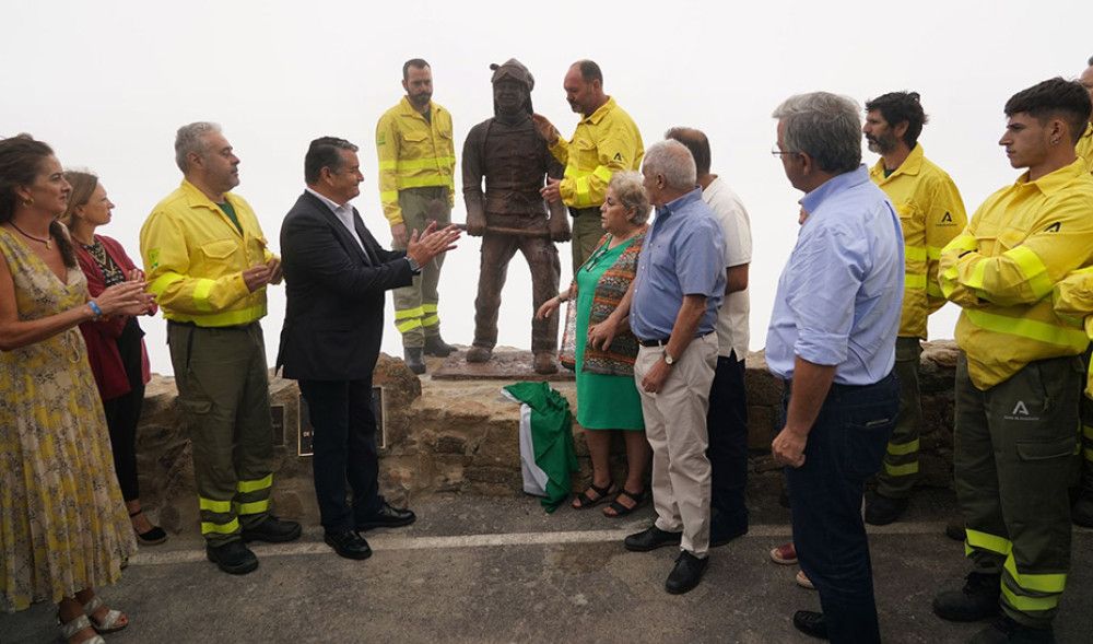 Una estatua en Sierra Bermeja homenajea al bombero forestal fallecido en el incendio de 2021