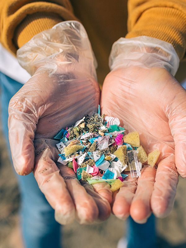 Diseñan una proteína artificial capaz de filtrar y degradar plásticos