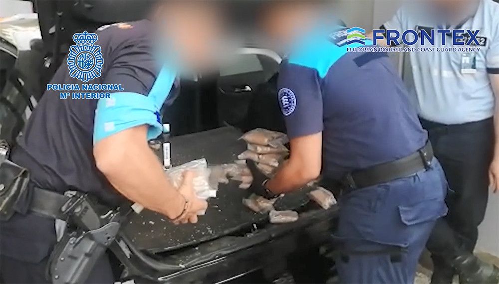 Tres detenidos en el Puerto de Tarifa cuando pretendían introducir casi 140 kilos de hachís escondidos en un vehículo