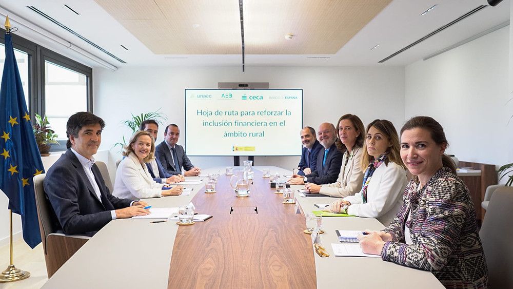 Las entidades de crédito prestarán servicios financieros presenciales en todos los municipios españoles forzadas por la iniciativa de Carlos San Juan