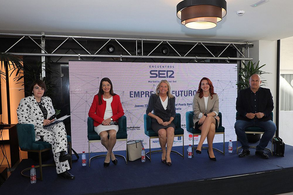 La alcaldesa participa en un encuentro empresarial para abordar el proyecto de ciudad y los desafíos futuros de Marbella