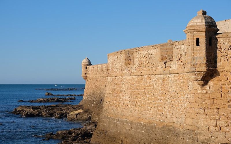 El Gobierno aprueba las obras de emergencia para reparar tramos de la muralla del Castillo de San Sebastián, en Cádiz