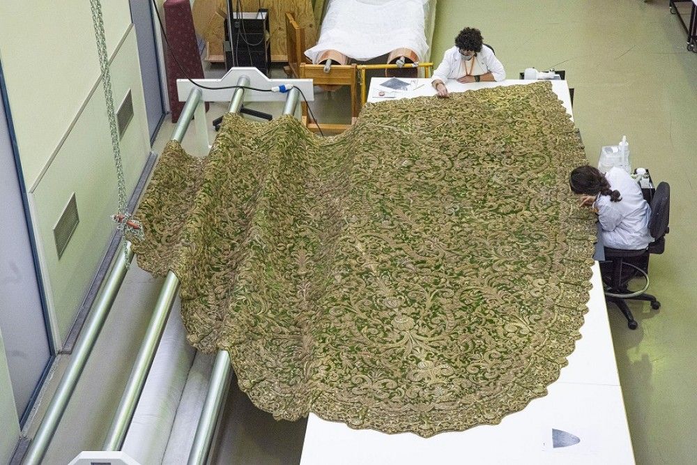 Comienza el proceso de restauración del manto de la Coronación de la Esperanza Macarena