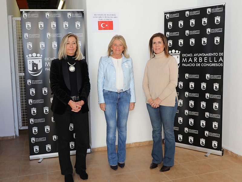 La alcaldesa subraya la solidaridad de Marbella durante su visita al punto de recogida de material humanitario habilitado en el Palacio de Congresos para Turquía y Siria