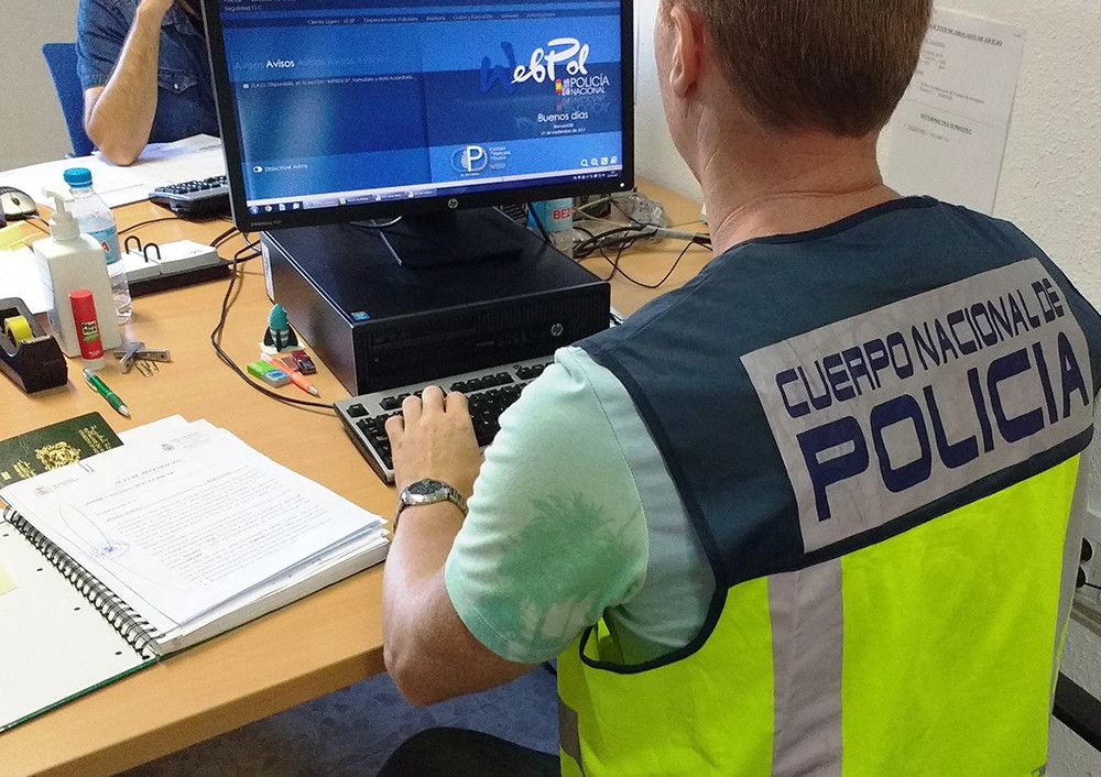 La Policía Nacional detiene en Málaga a un hombre por estafar más de 50.000 euros con el método “man in the middle”