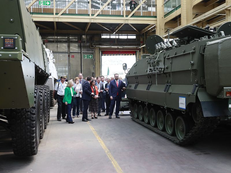 La ministra de Defensa conoce los avances de los programas VCR 8x8, Castor’ y Ajax’