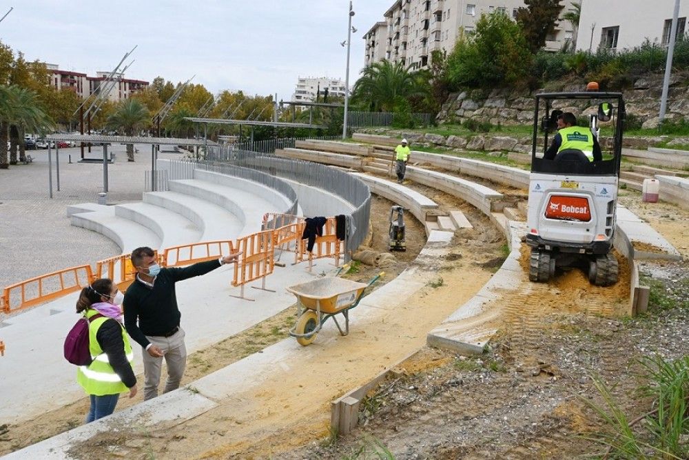 El Ayuntamiento acomete mejoras en el auditorio del parque Pablo Ráez con el acondicionamiento de la zona de asientos y el ajardinamiento perimetral del entorno