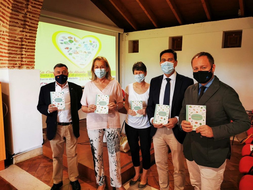 Un libro recopilatorio de recetas pone fin al proyecto "La comida de la abuela. Dieta para salvar el planeta", de Marbella Activa
