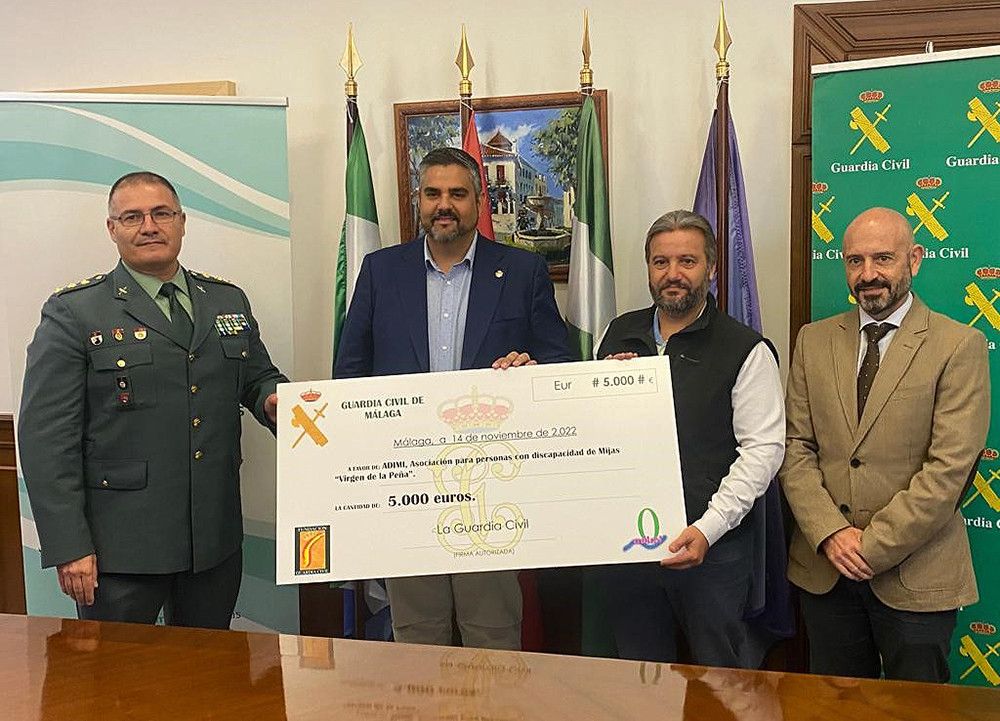 La Guardia Civil de Málaga dona 5.000 euros a la Asociación ADIMI de Mijas