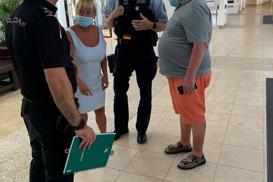 Dos policías alemanes patrullan este verano con agentes españoles en Estepona