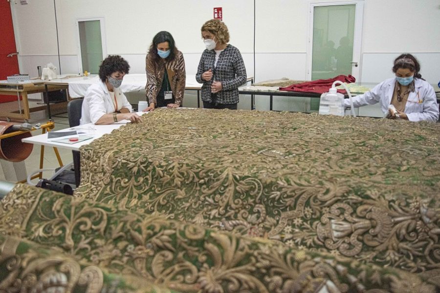 Comienza el proceso de restauración del manto de la Coronación de la Esperanza Macarena
