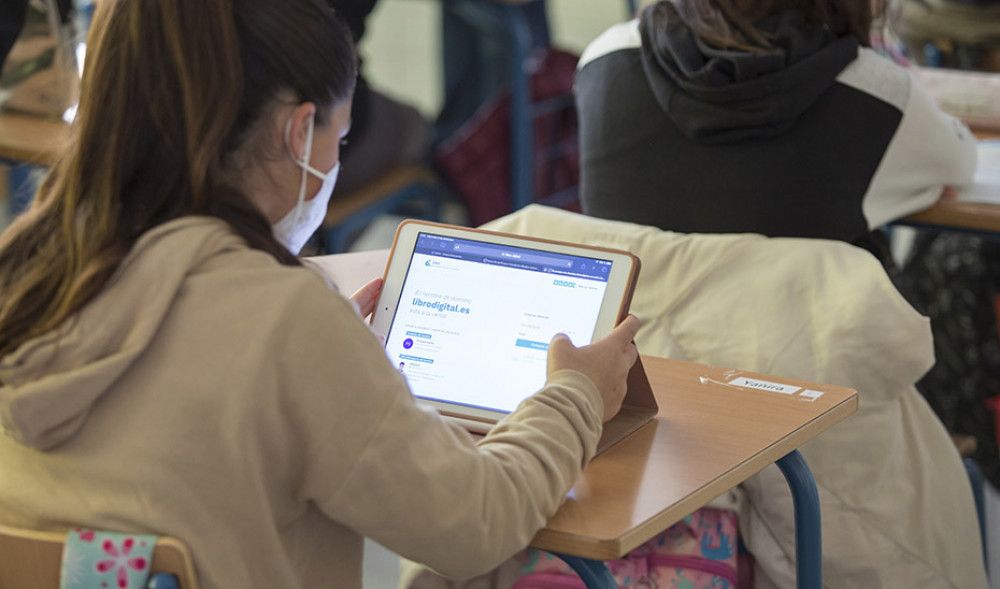 La Consejería de Educación ya ha repartido casi 71.000 ordenadores a los centros docentes públicos