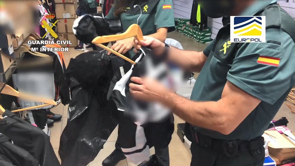 Golpe en La Jonquera a una organización delictiva dedicada a la fabricación, distribución y venta de productos falsificados