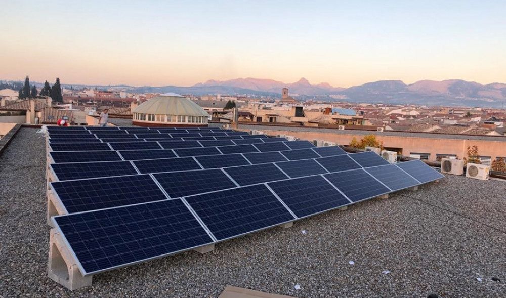El plan de bioclimatización y energías renovables en marcha llegará este verano a 430 centros escolares