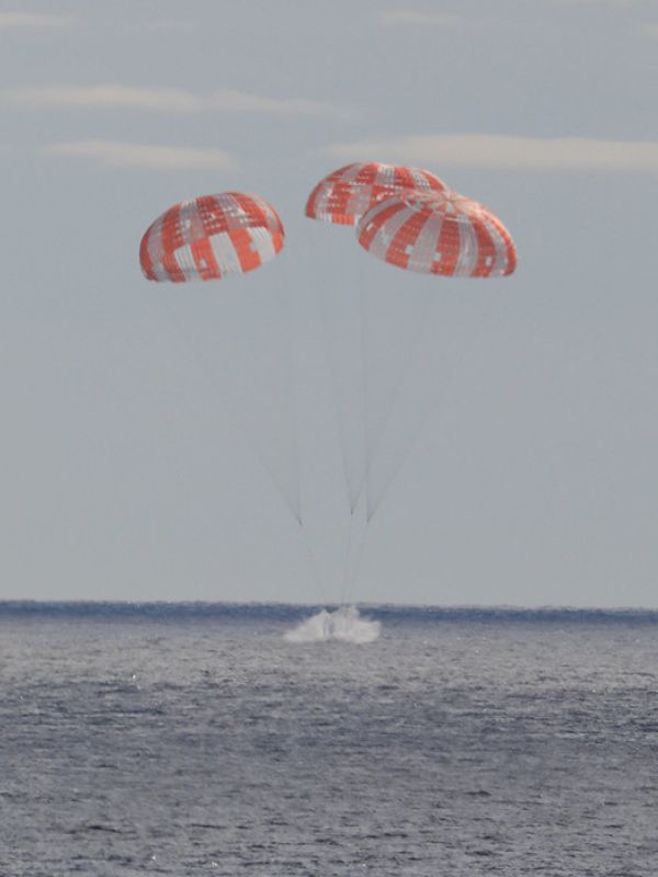 La nave espacial Orión ameriza con éxito