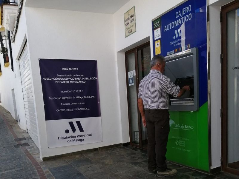 La Diputación de Málaga y Unicaja Banco instalan cajeros en Algatocín, Benalauría y Serrato para fomentar la inclusión financiera