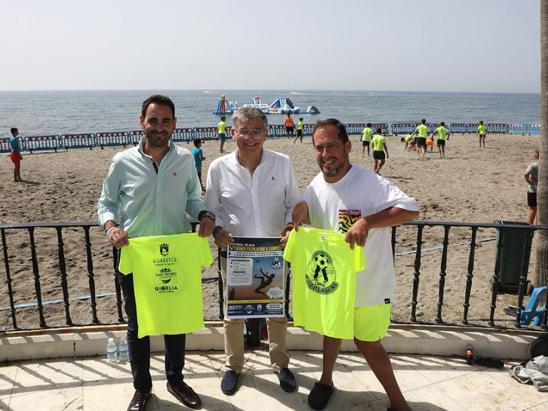 El III Campus de Fútbol Playa FUTPLAYUNI congrega durante el mes de julio a 300 niños en la playa de La Salida de San Pedro Alcántara