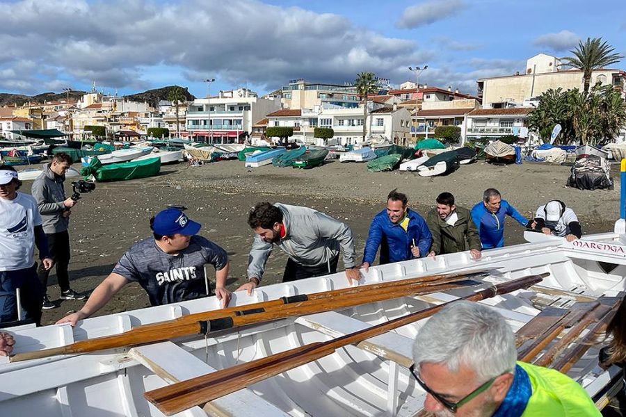 Más de 200 personas disfrutan de la Senda Azul y de la experiencia de remar en jábegas en el litoral malagueño