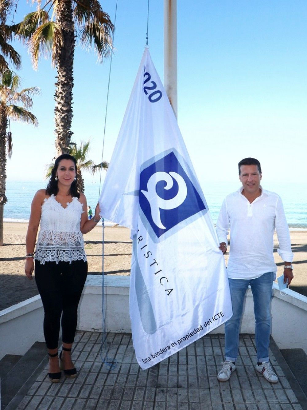 La Bandera Q de Calidad Turística ya ondea en las playas de El Morche y Ferrara de Torrox