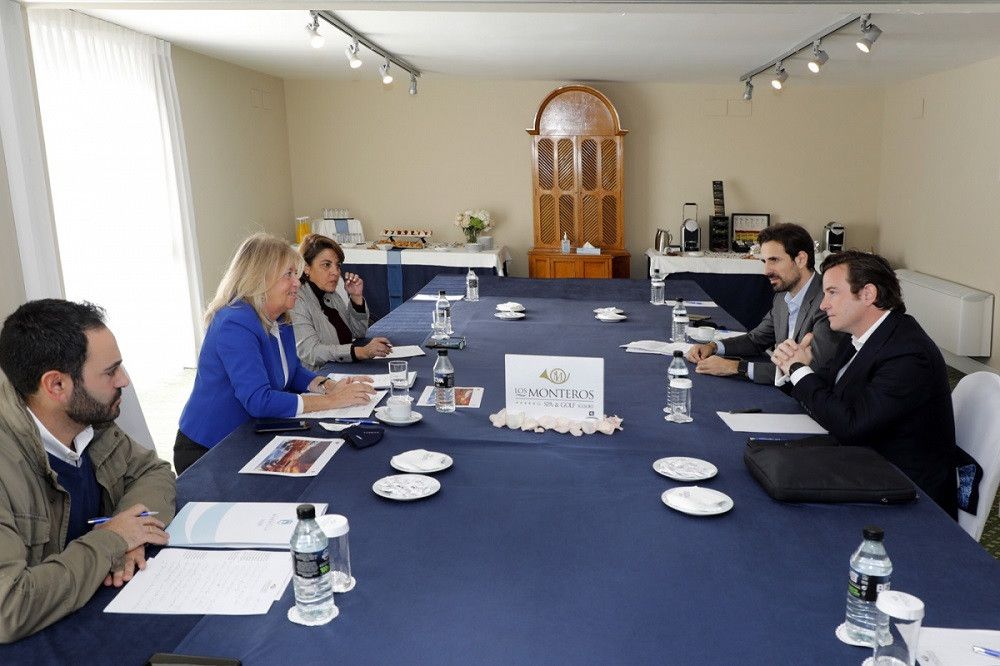 La alcaldesa se reúne con los representantes del nuevo propietario del hotel Los Monteros