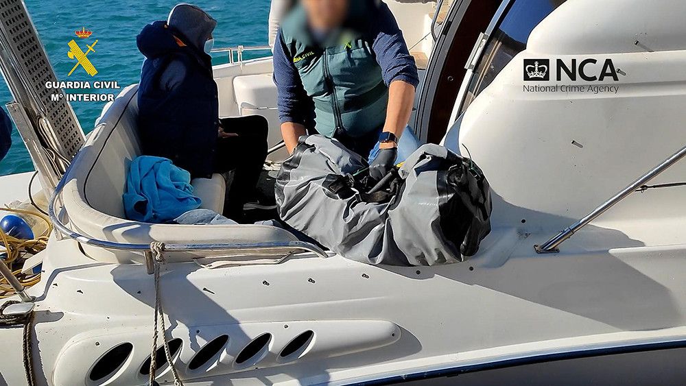 La Guardia Civil, en cooperación con la Policía Británica, desarticula una red criminal dedicada al tráfico de drogas en embarcaciones recreativas