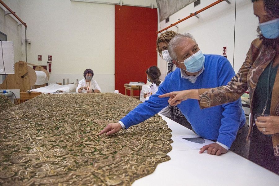 Comienza el proceso de restauración del manto de la Coronación de la Esperanza Macarena