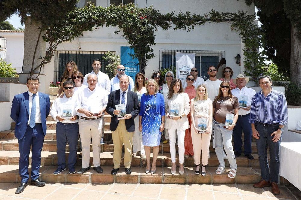 El Ayuntamiento distingue a trece establecimientos de Nueva Andalucía en los Premios del Comercio