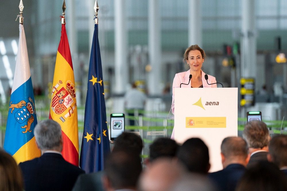 La ministra de Transportes anuncia una inversión de más de 300 millones de euros para la remodelación integral del Aeropuerto de Tenerife Sur