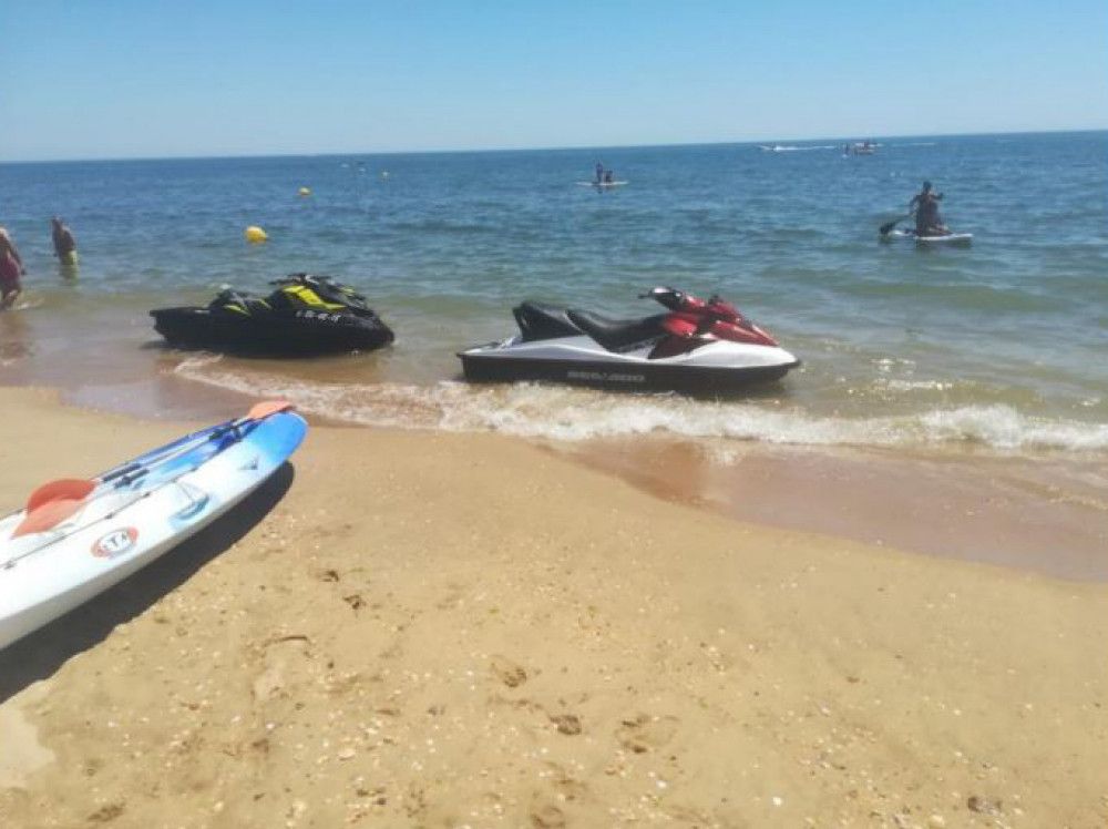 La Capitanía Marítima de Huelva emite una resolución por la que las motos náuticas no podrán navegar a menos de 300 metros de la playa