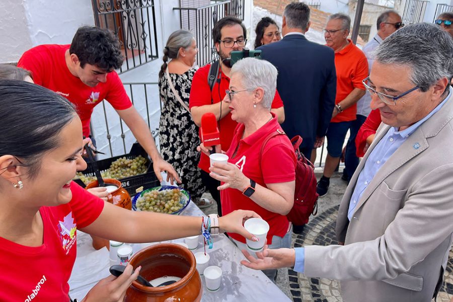 Sabor a Málaga, galardonada en la Fiesta del Ajoblanco por la promoción que realiza de la uva pasa
