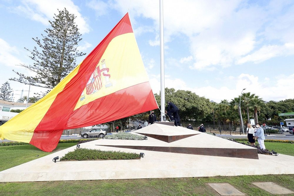 El Ayuntamiento rinde homenaje a las víctimas del covid con una izada de la bandera nacional en la rotonda del bulevar Príncipe Alfonso de Hohenlohe
