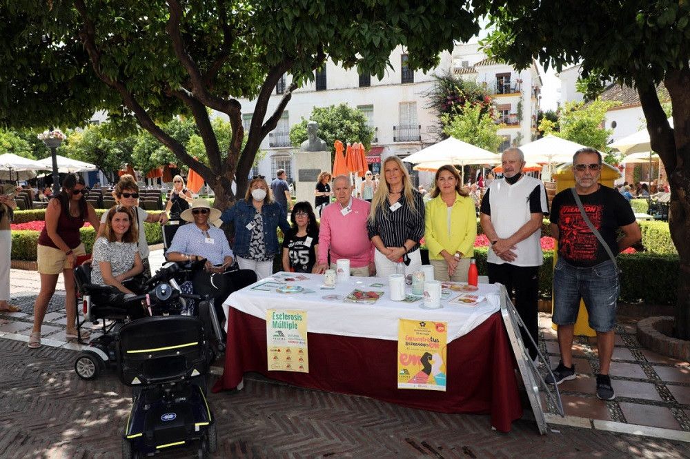 Marbella se suma a la celebración de Día Mundial de la Esclerosis Múltiple con la lectura de un manifiesto reivindicativo