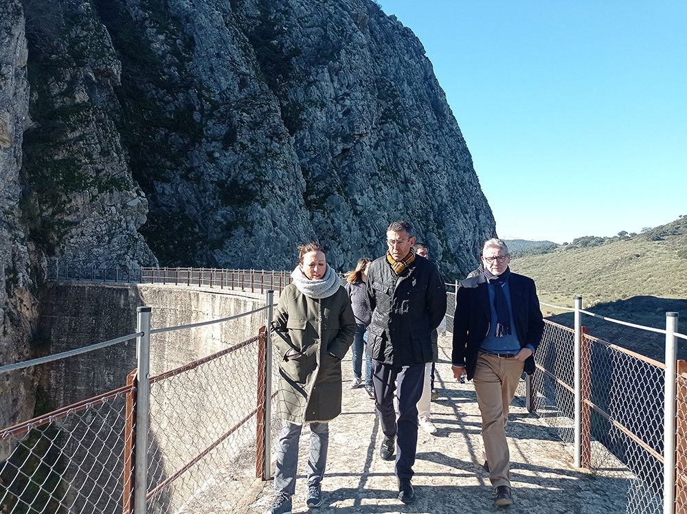 La Diputación y la Junta apoyan la iniciativa turística del parque suspendido en el pantano de los Caballeros de Montejaque