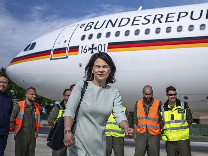 El avión de la ministra alemana de Exteriores regresa a Abu Dhabi al detectar los pilotos un problema técnico