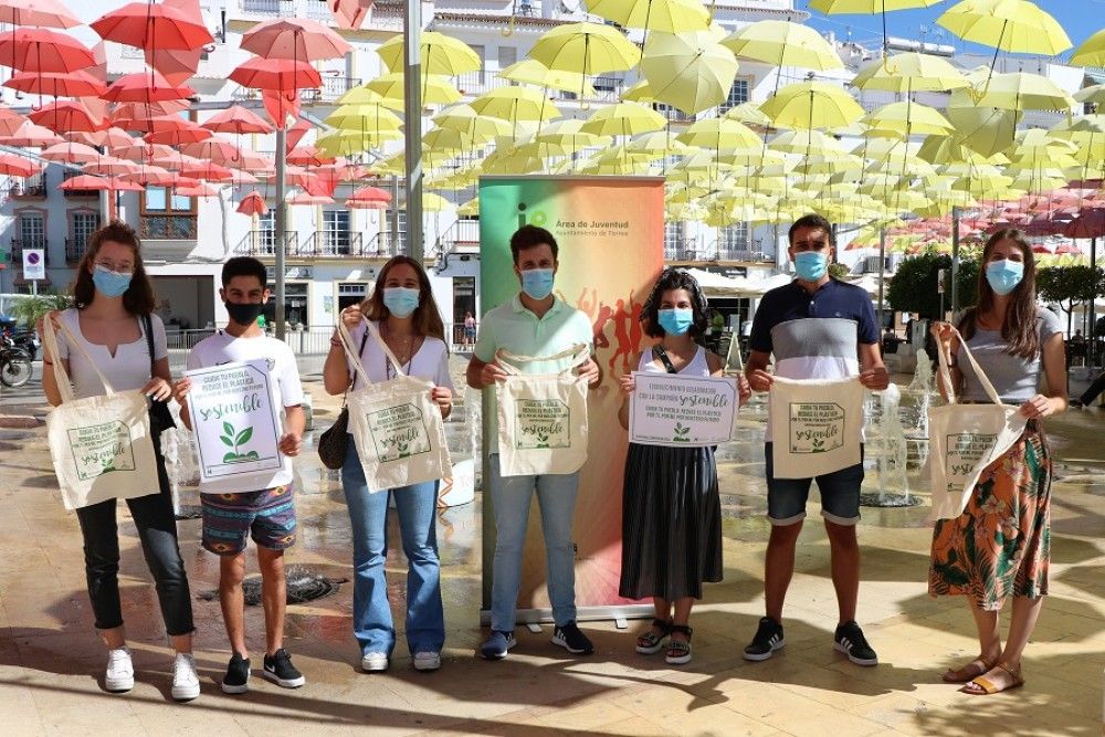 Jóvenes de Torrox fomentan el uso de bolsas de tela reciclada en el comercio local